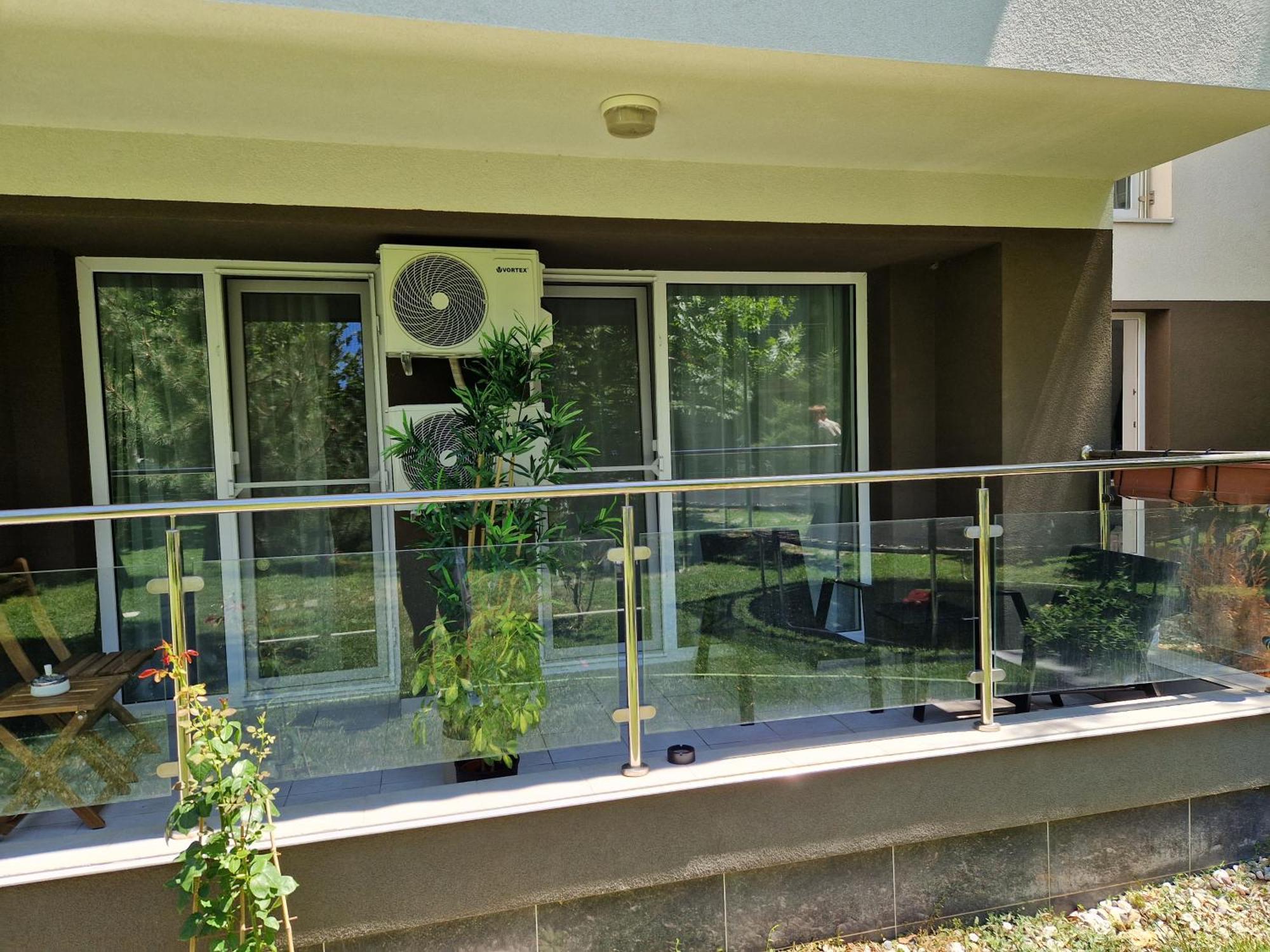 Airplane By Airport Residence Otopeni Exterior photo