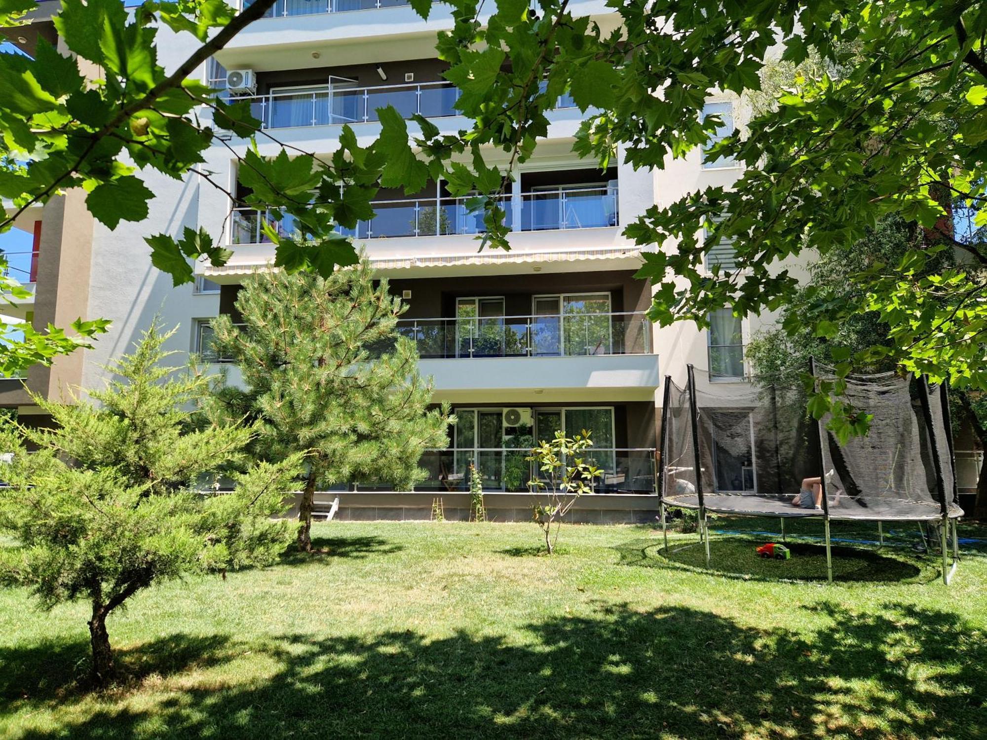 Airplane By Airport Residence Otopeni Exterior photo